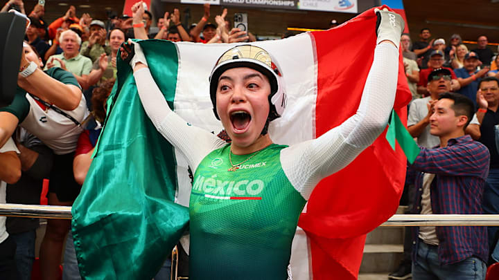 Yareli Acevedo celebra su medalla de oro en la carrera por equipos del Mundial de ciclismo de pista
