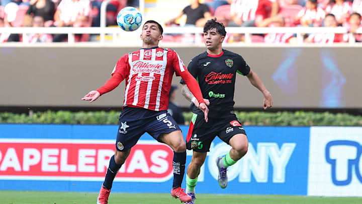Bryan González (Chivas) disputa un balón con Denzell Garcia (FC Juárez) en la quinta jornada del Apertura 2025
