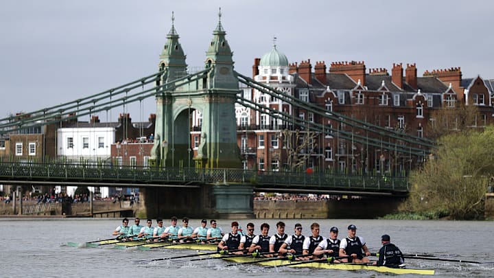 La competencia de regata entre Cambridge y Oxford, en el Río Támesis.