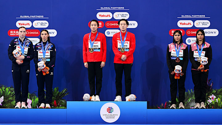 Las gemelas mexicanas Mía y Lía Cueva conquistaron la medalla de bronce en el trampolín 3 metros sincronizados femenil durante el Mundial de Singapur.