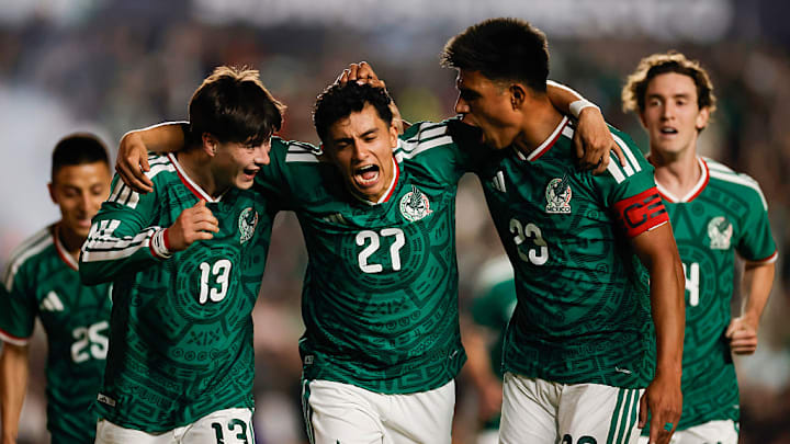 Richard Ledezma (C), 'Hormiga' González (I) y Jesús Gallardo (D), anotaron gol ante Islandia.