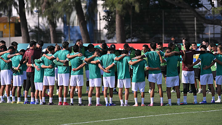 Bolivia en entrenamiento previo al partido contra Irak.