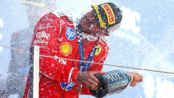 El británico Lewis Hamilton (Scuderia Ferrari) celebra con júbilo su primera victoria con el equipo italiano desde lo más alto del podio, tras una electrizante jornada en el Gran Premio de Barcelona-Catalunya El británico Lewis Hamilton (Scuderia Ferrari) celebra con júbilo su primera victoria con el equipo italiano desde lo más alto del podio, tras una electrizante jornada en el Gran Premio de Barcelona-Catalunya