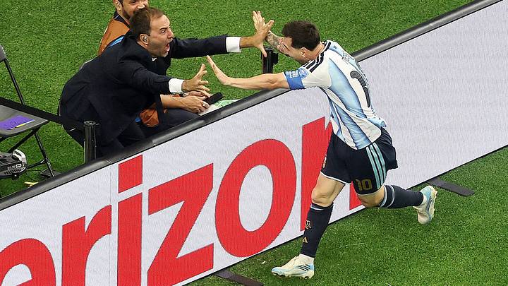 Lionel Messi festeja uno de sus dos goles el día que rebasó a Klose como máximo goleador mundialista. Lionel Messi festeja uno de sus dos goles el día que rebasó a Klose como máximo goleador mundialista.