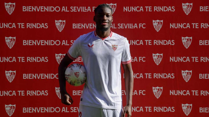 Lucien Agoumé avec son nouveau maillot.