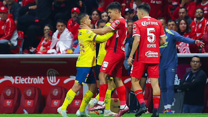 Erick Sánchez (América) y Diego Barbosa (Toluca), se pelean en la final del Clausura 2025
