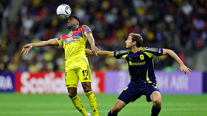 José Zúñiga pelea un balón en el partido de vuelta de los cuartos de final de la Concachampions