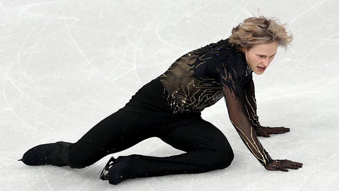 Ilia Malinin tras caer en su rutina en la prueba individual de patinaje artístico.