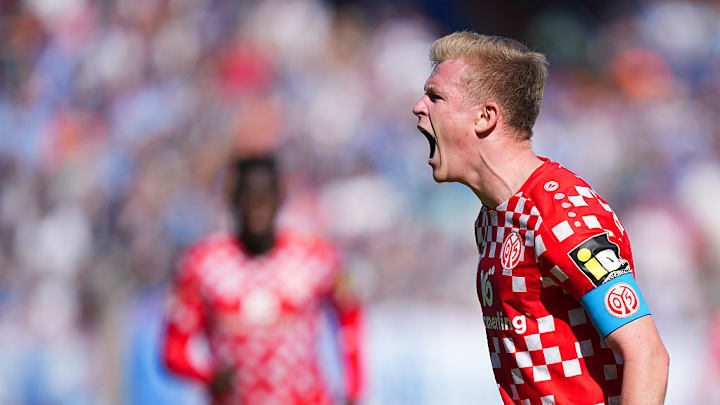 Jonathan Burkardt im Mainz-05-Trikot.