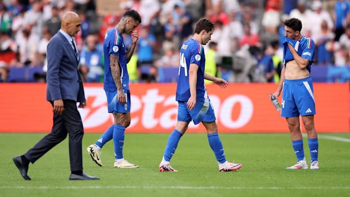 Jugadores italianos lamentan su eliminación en la Eurocopa 2024.
