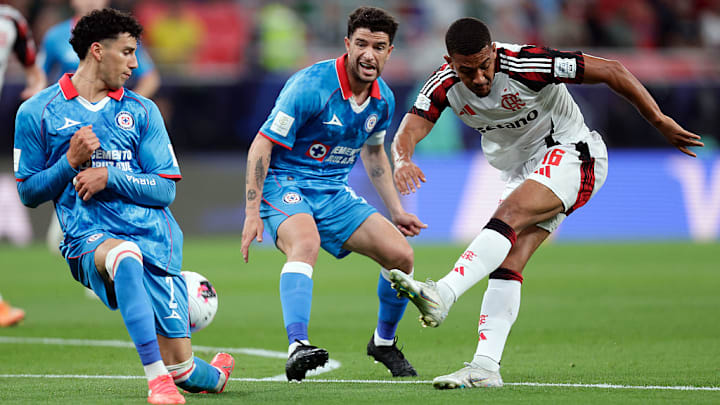 Jorge Sánchez e Ignacio Rivero, ambos del Cruz Azul, defienden un disparo de un jugador del Flamengo Jorge Sánchez e Ignacio Rivero, ambos del Cruz Azul, defienden un disparo de un jugador del Flamengo