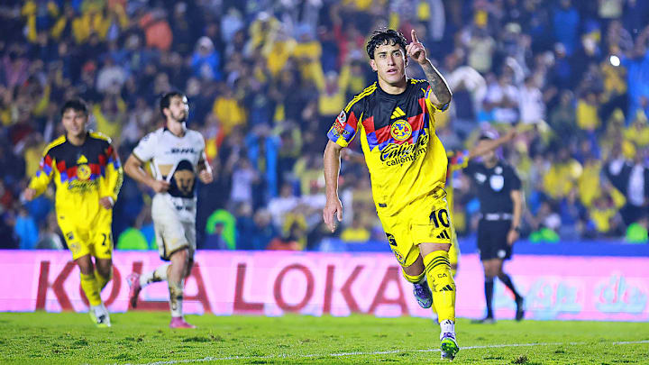 Alejandro Zendejas tuvo una gran actuación en la goleada del América sobre Pumas, donde anotó dos goles. Alejandro Zendejas tuvo una gran actuación en la goleada del América sobre Pumas, donde anotó dos goles.