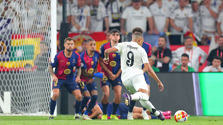 Mbappé ha sido efectivo anotando goles ante el Barcelona, pero no les ha podido ganar.