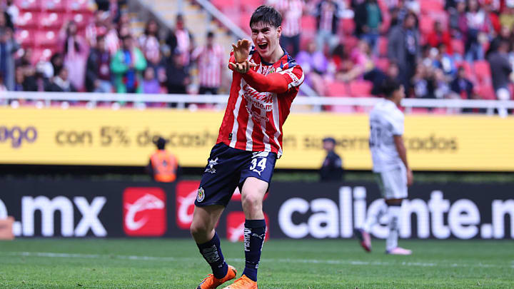 Armando González celebra su gol en la victoria de Chivas sobre el Querétaro en la tercera jornada del Clausura 2026