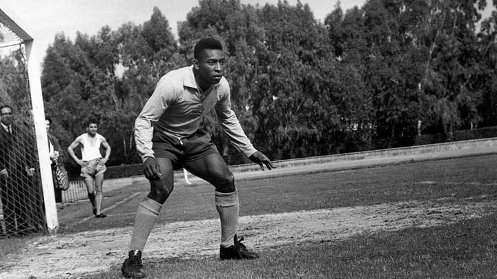 El legendario Pelé, en faceta de portero durante una práctica con Brasil. El legendario Pelé, en faceta de portero durante una práctica con Brasil.