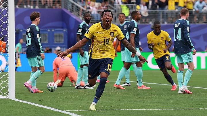 Ecuador celebra el gol del triunfo contra Alemania, que les dio el pase a Dieciseisavos contra México.