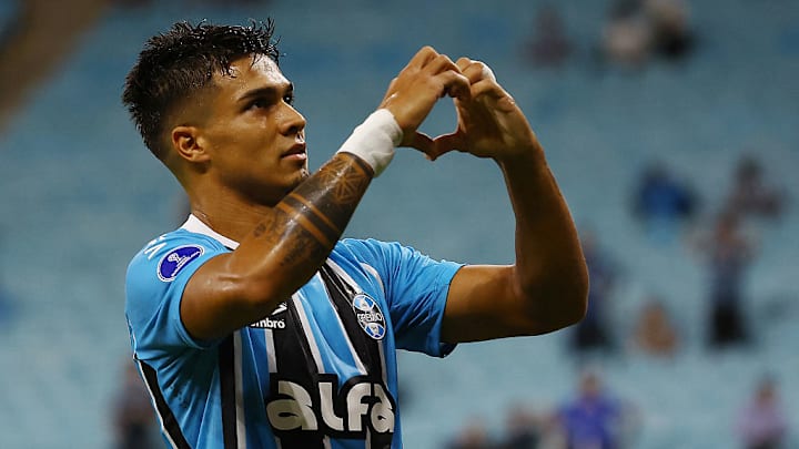 TOPSHOT-FBL-SUDAMERICANA-GREMIO-GRAU