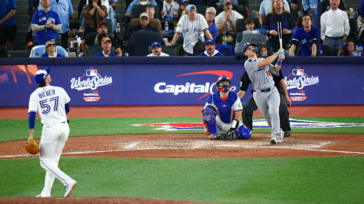 Will Smith conectando el home run en el séptimo juego de la Serie Mundial del 2025.
