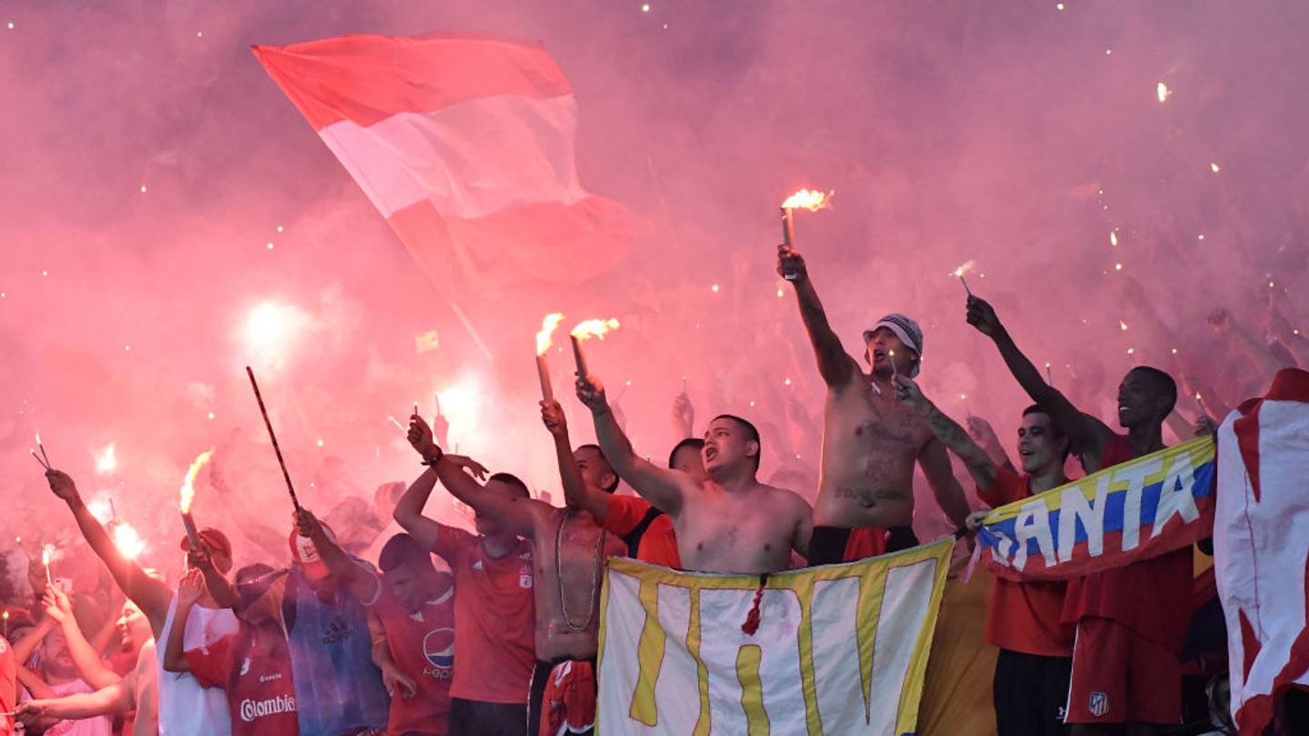 ¡Violencia en el futbol colombiano! Batalla campal entre barrabravas de Santa Fe y América de Cali