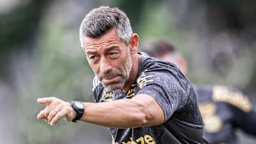 Pedro Caixinha prepara o Santos para o primeiro jogo de 2025