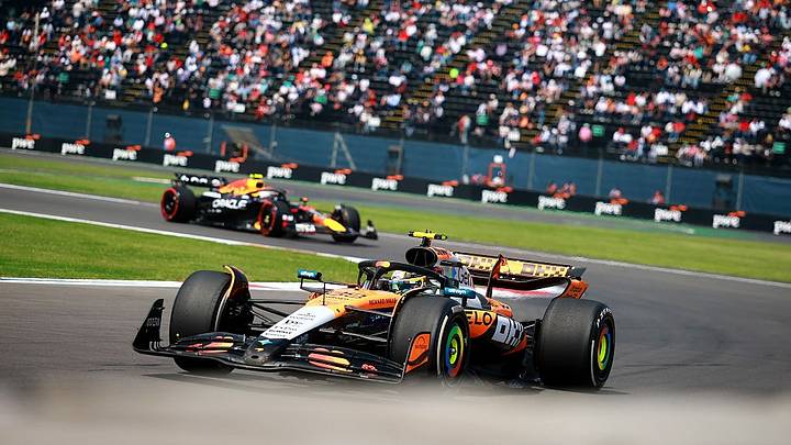 El piloto mexicano Pato O'Ward abordo del McLaren MCL39; atrás de él se ve a Yuki Tsunoda de Japón en el Oracle Red Bull Racing RB21. El piloto mexicano Pato O'Ward abordo del McLaren MCL39; atrás de él se ve a Yuki Tsunoda de Japón en el Oracle Red Bull Racing RB21.