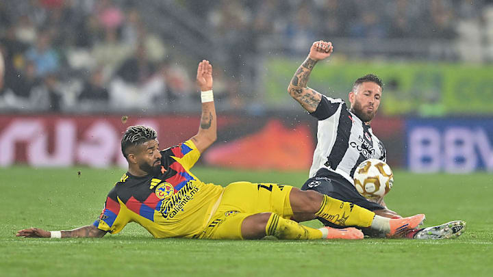 Rodrigo Aguirre, del América, y Sergio Ramos, de Rayados.