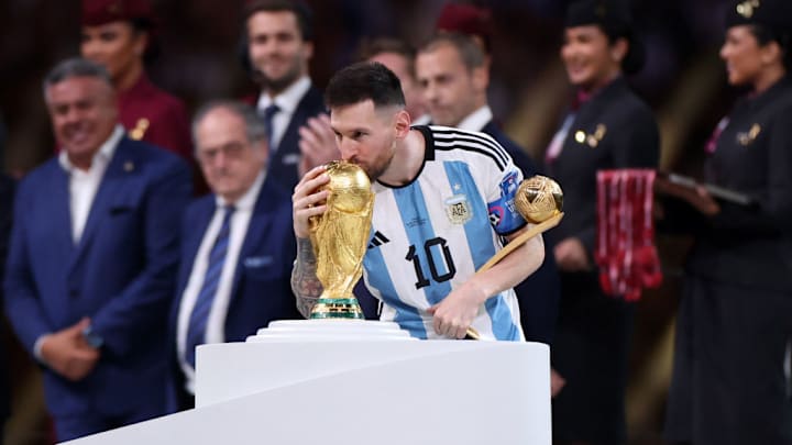 Lionel Messi besa el trofeo del Mundial Qatar 2022
