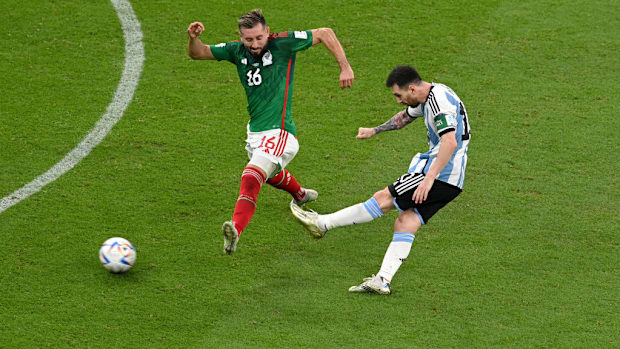 Héctor Herrera defiende a Messi con el jersey verde de 2022