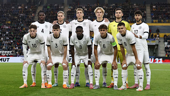 Tom Bischof (u. zweiter von r.) führte die U21 des DFB in seinem Debüt als Kapitän auf das Feld.