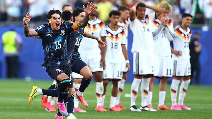 Paraguay celebra el pase a Octavos, mientras los jugadores alemanes lamentan la eliminación. Paraguay celebra el pase a Octavos, mientras los jugadores alemanes lamentan la eliminación.