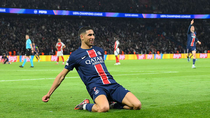 Achraf Hakimi celebra su gol en la victoria de su equipo, el PSG, sobre el Arsenal.