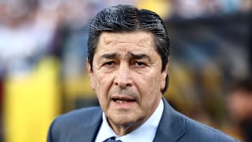 Luis Fernando Tena, director técnico de Guatemala, analiza a su equipo previo a la Copa Oro. 