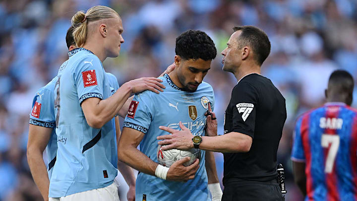 Stuart Attwell, Erling Haaland, Omar Marmoush