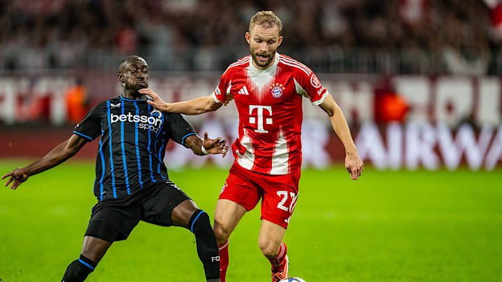 Konrad Laimer im Zweikampf mit Gegenspieler Carles Forbs