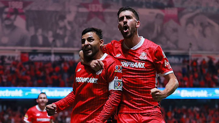 Alexis Vega y Paulinho celebran el primer gol de los Diablos Rojos del Toluca sobre Rayados.
