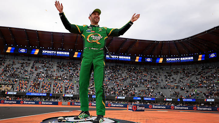 El mexicano Daniel Suárez logró una gran remontada y ganó la Xfinity de NASCAR en el Autódromo Hermanos Rodríguez.
