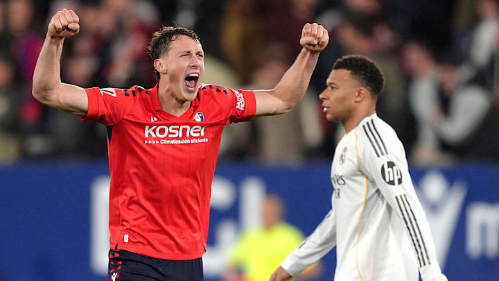 Jorge Herrando celebra el triunfo del Osasuna sobre el Real Madrid. Atrás, Kylian Mbappé.