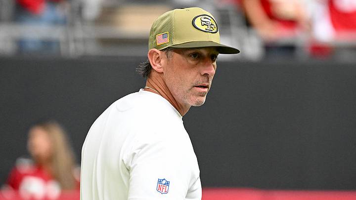 El coach de los 49ers, Kyle Shanahan, sufrió una conmoción cerebral, una fractura en la mano izquierda, una fractura de nariz, tres costillas rotas y 40 puntos de sutura sobre el ojo derecho en un accidente automovilístico a mediados de julio. El coach de los 49ers, Kyle Shanahan, sufrió una conmoción cerebral, una fractura en la mano izquierda, una fractura de nariz, tres costillas rotas y 40 puntos de sutura sobre el ojo derecho en un accidente automovilístico a mediados de julio.