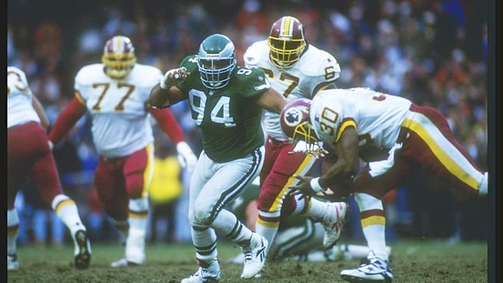 Imagen del entonces liniero defensivo Kevin Johnson de Philadelphia Eagles en acción frente a los Washington Redskins en 1995.