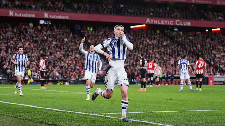 Benat Turrientes, de la Real Sociedad, celebra su gol ante el Athletic de Bilbao.