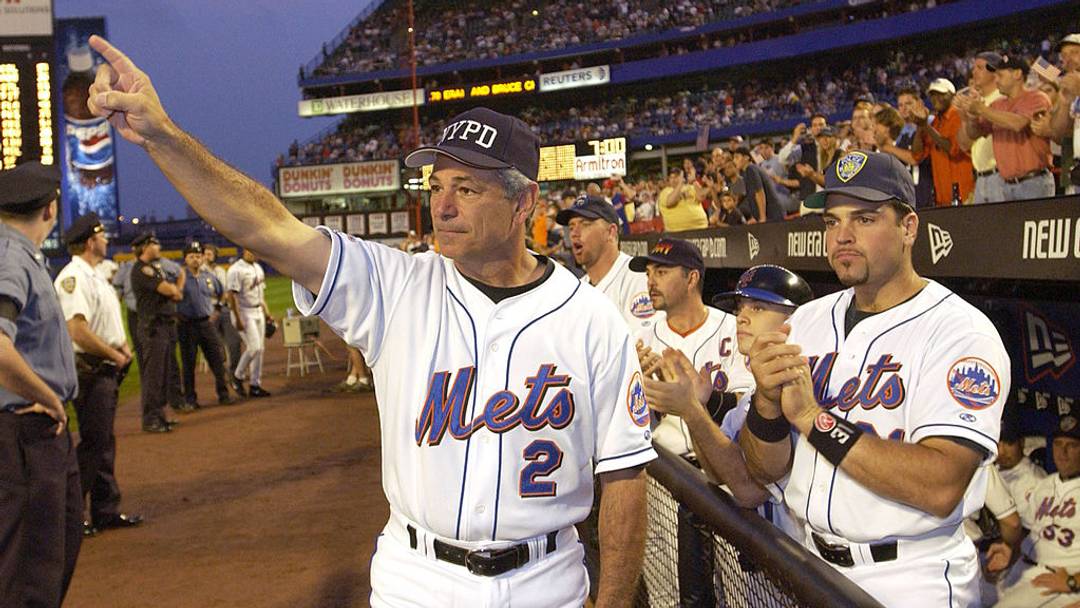El manager Bobby Valentine y el catcher Mike Piazza, de los New York Mets, en la reanudación de la MLB tras los atentados del 11-S.