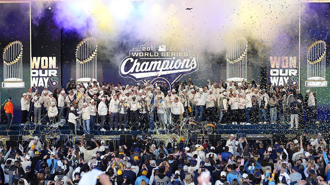 Los Cerveceros celebran su triunfo en la Serie Mundial con un bullicioso desfile en Milwaukee
