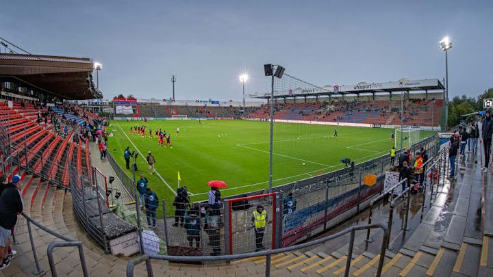 Der Hachinger Sportpark bietet Platz für rund 15.000 Zuschauer
