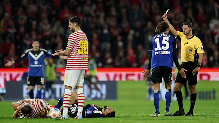 Pherai lag mit Schmerzen am Boden und bekam den Platzverweis gar nicht selbst mit.