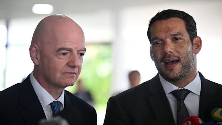 Gianni Infantino, presidente de FIFA, junto a Samir Xaud, presidente de la Confederación Brasileña de Futbol.