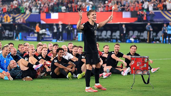 El capitán noruego Martin Ødegaard y sus compañeros celebran con la afición la emocionante victoria por 3-2 ante Senegal. El capitán noruego Martin Ødegaard y sus compañeros celebran con la afición la emocionante victoria por 3-2 ante Senegal.
