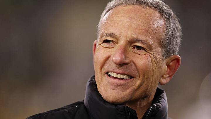 Josh Kushner y Bob Iger toman el control de los Lakers en histórica operación Josh Kushner y Bob Iger toman el control de los Lakers en histórica operación