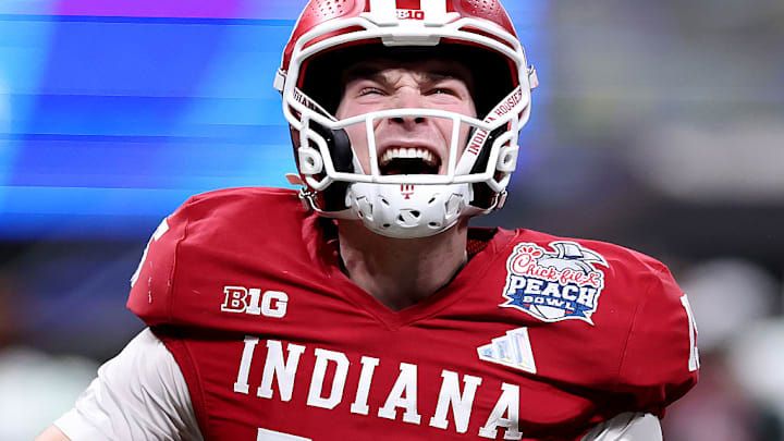 El Heisman, eufórico. Fernando Mendoza, QB de Indiana Hoosiers celebra haber guiado a su equipo a la final en el Colege Football Playoff.
