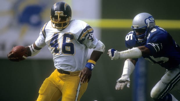 Former San Diego Chargers running back Chuck Muncie (46) runs against the Seattle Seahawks