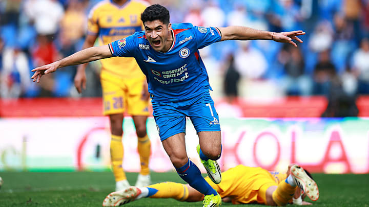 Nicolás Ibáñez celebra su primer gol con el Cruz Azul